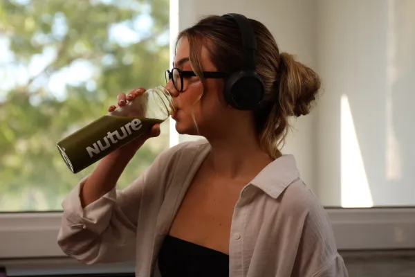 Mulher tomando sol e sorrindo